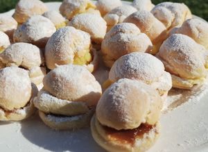 Una foto de Profiteroles con Dulce de leche y Crema pastelera