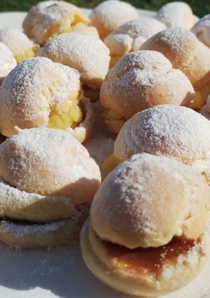 Una foto de Profiteroles con Dulce de leche y Crema pastelera