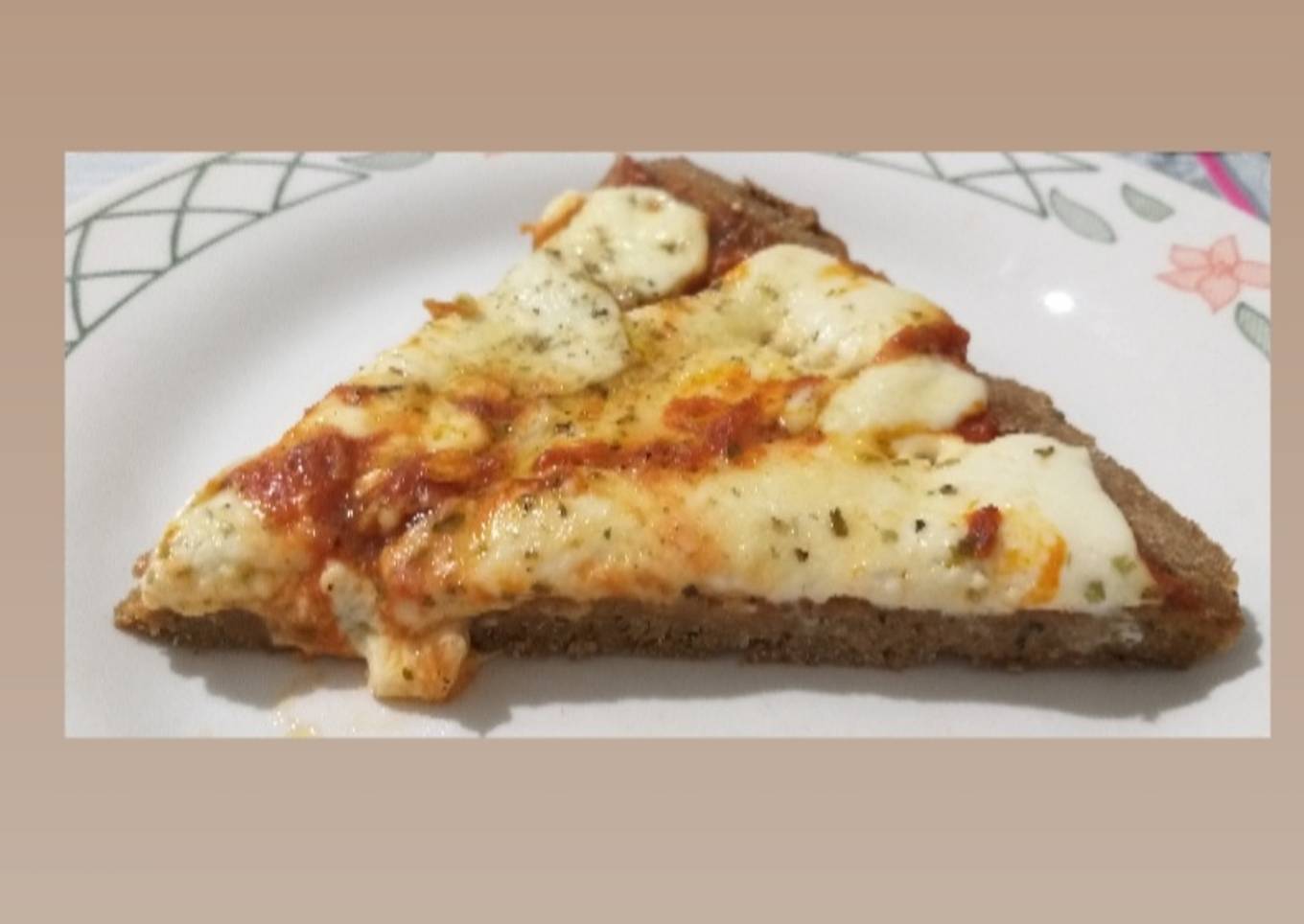 Pizza con masa de berenjena y harina integral