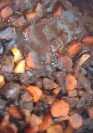 Una foto de Carne de res en chile pasilla con vegetales
