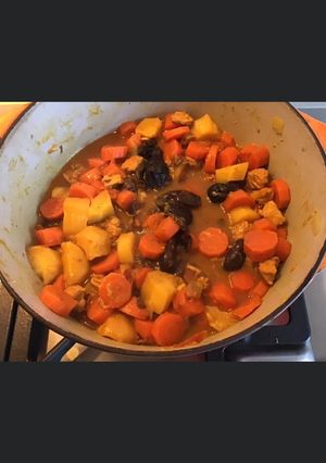 Une photo de Tajine de poulet aux panais tomates pruneaux carottes miel et curry