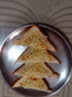 ગાર્લિક ચીઝ બ્રેડ(garlic cheese bread recipe in gujarati) રેસીપી મુખ્ય ફોટો