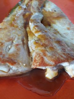 Una foto de Lomo de atún en salsa de soja anaranjada
