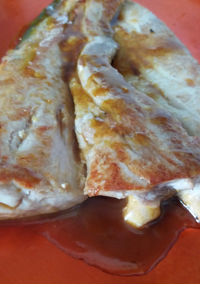 Una foto de Lomo de atún en salsa de soja anaranjada
