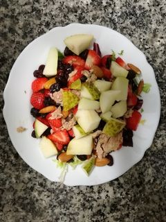 Una foto de Ensalada de frutas, frutos secos y chocolate negro