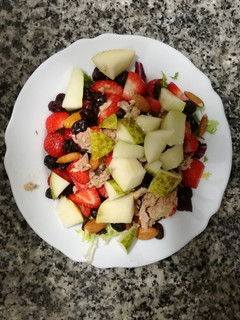 Una foto de Ensalada de frutas, frutos secos y chocolate negro