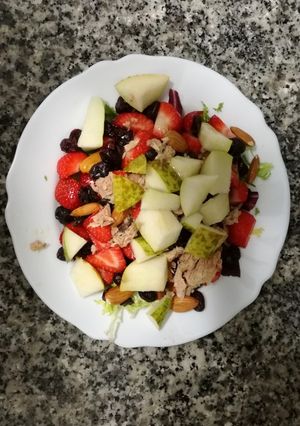 Una foto de Ensalada de frutas, frutos secos y chocolate negro