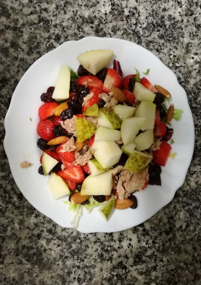 Una foto de Ensalada de frutas, frutos secos y chocolate negro