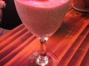 Una foto de batido de frutilla