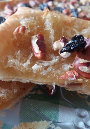 Una foto de Coca de cabello de ángel y nueces pecanas