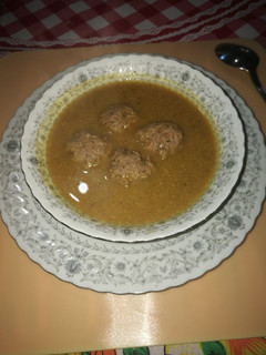Una foto de Bolitas de carne en sopa de verduras