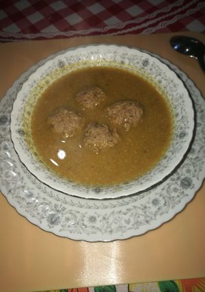 Una foto de Bolitas de carne en sopa de verduras