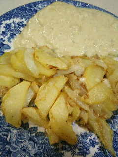 Una foto de Lomo con salsa de queso y patatas encebolladas al ajo