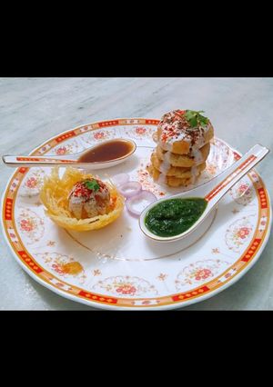 A picture of Dahi vada.