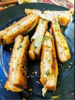 चीज़ गार्लिक ब्रेड स्टिक्स (cheese garlic bread stick recipe in Hindi) रेसिपी मुख्य फोटो