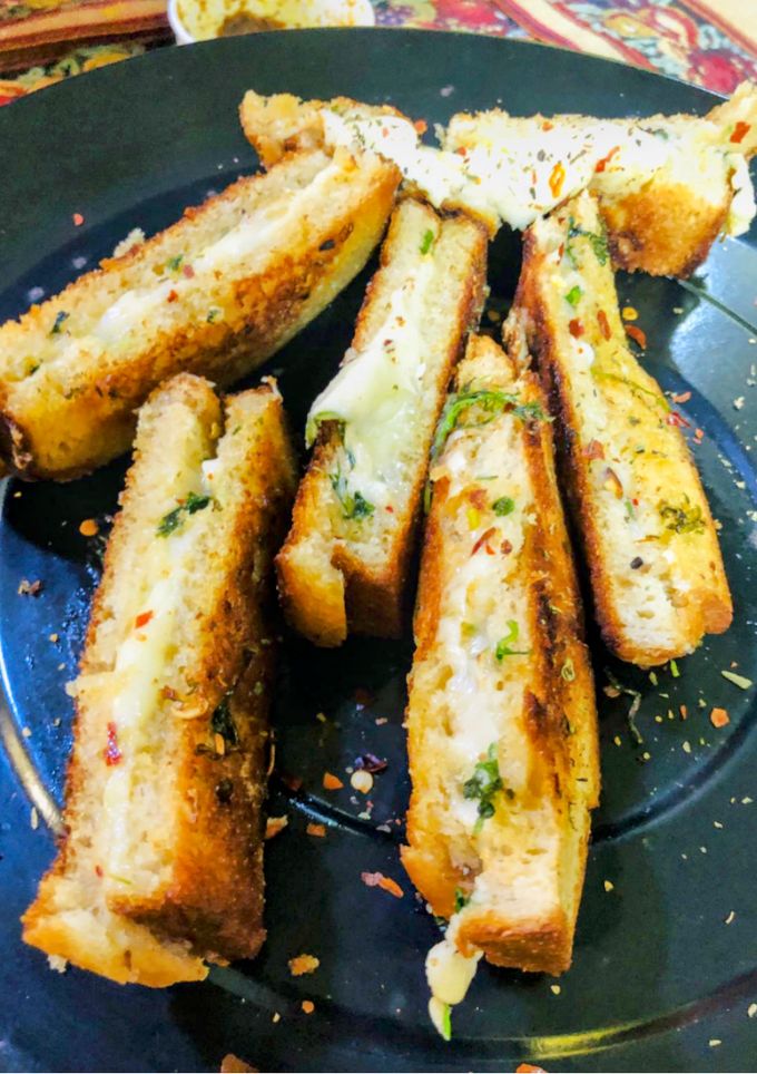 चीज़ गार्लिक ब्रेड स्टिक्स (cheese garlic bread stick recipe in Hindi) रेसिपी मुख्य फोटो