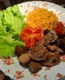Філе курячого стегна тушковане з грибами та рисом з куркумою😋