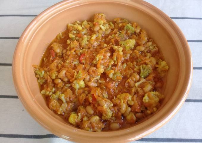 Chakalaka with broccoli and cauliflower