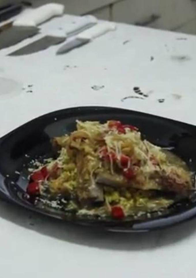Una foto de Matambre de cerdo al jerez con arroz yamaní al  curry
