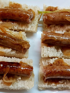 Una foto de Montaditos de Salchicha fresca (Butifarra) caramelizada