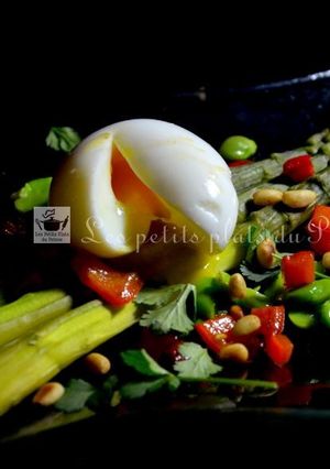 Une photo de Oeuf mollet, asperges vertes et salade d'herbes du jardin