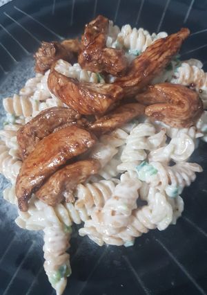 Una foto de Pollo con fideos a la crema y verdeo