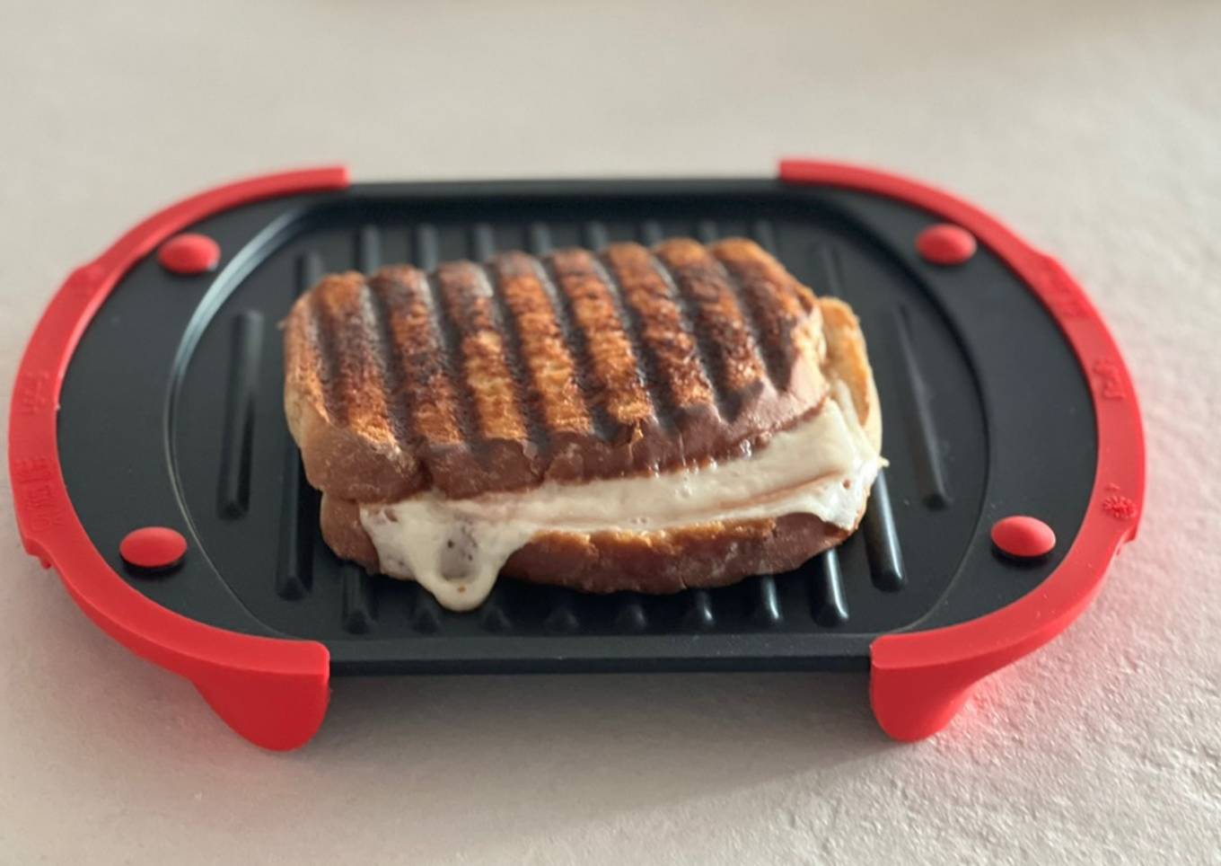 Sándwich mixto en microondas con el grill de lekue