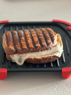 Una foto de Sándwich mixto en microondas con el grill de lekue