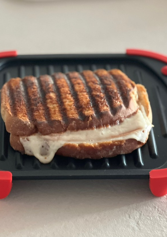 Una foto de Sándwich mixto en microondas con el grill de lekue