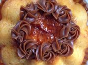 Una foto de postres con caramelo