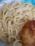 Tortitas de pollo servidas con Pasta "Cacio e Peppe"
