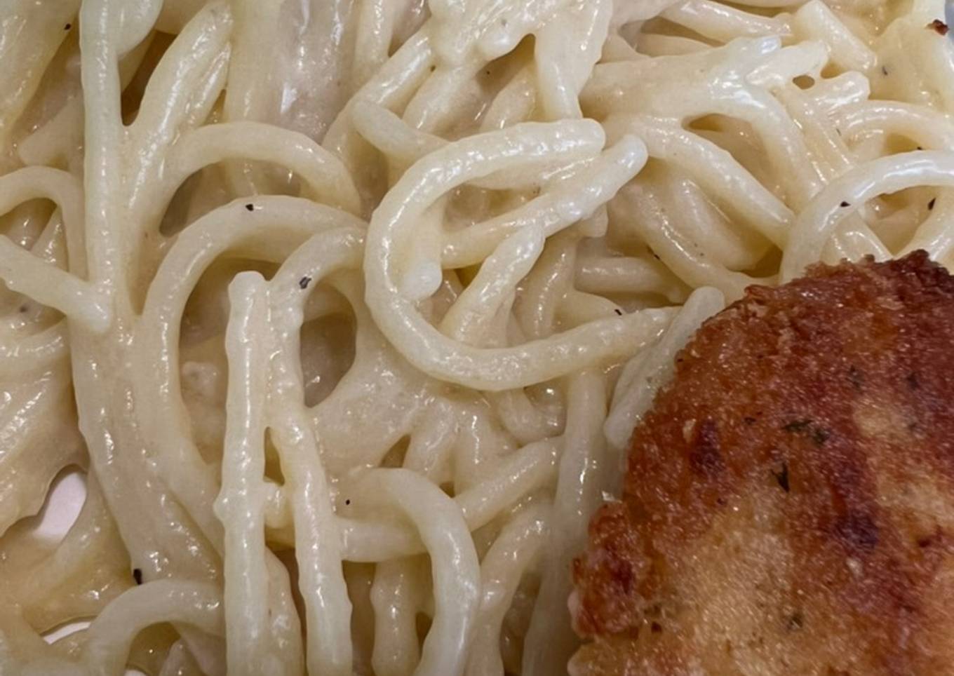 Tortitas de pollo servidas con Pasta "Cacio e Peppe"