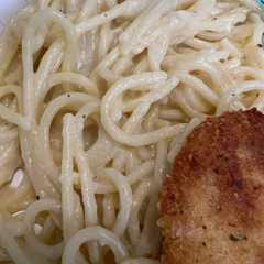 Foto principal de Tortitas de pollo servidas con Pasta "Cacio e Peppe"