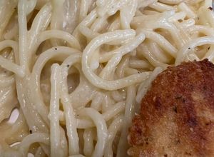 Una foto de Tortitas de pollo servidas con Pasta "Cacio e Peppe"