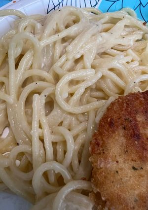 Una foto de Tortitas de pollo servidas con Pasta "Cacio e Peppe"