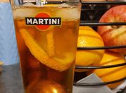 Une photo de boissons orange