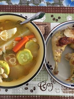 Una foto de Caldo de gallina criolla