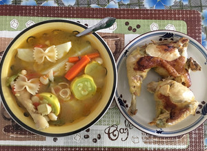 Una foto de Caldo de gallina criolla