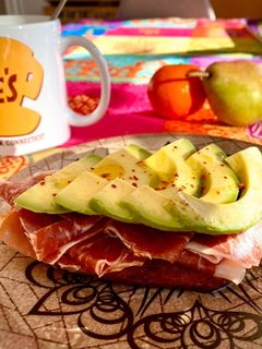 Una foto de Tostada de Jamón Serrano y Aguacate