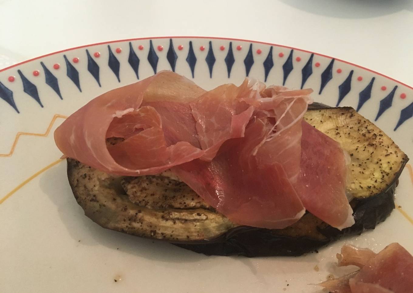 Berenjena y tomate asado con jamón serrano