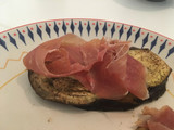 Berenjena y tomate asado con jamón serrano