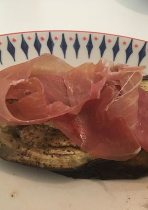 Una foto de Berenjena y tomate asado con jamón serrano
