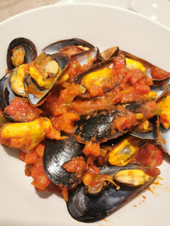 Una foto de Mejillones con salsa de tomate