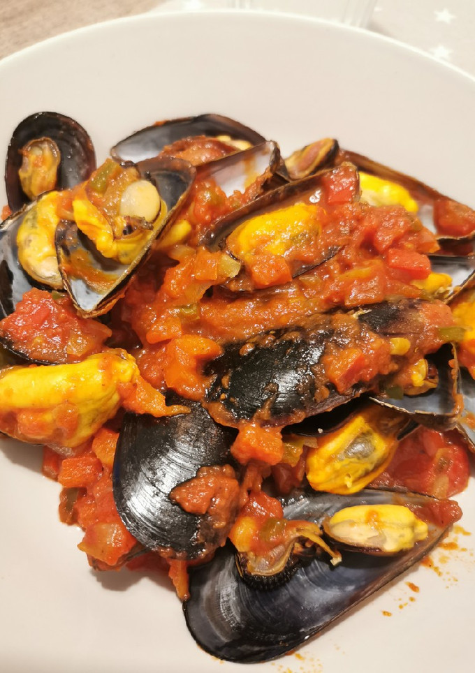 Una foto de Mejillones con salsa de tomate