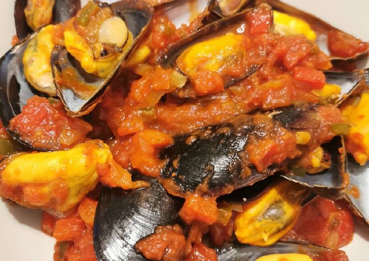 Mejillones con salsa de tomate