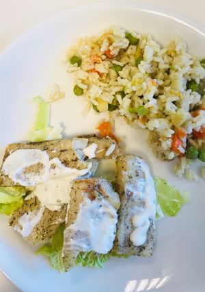 Grillezett tőkehalfilé, párolt zöldséges rizzsel, majonézzel, kelkáposzta ágyon recept fotója