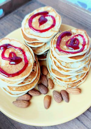 O poză a rețetei Mini pancakes cu făină de migdale și banane.