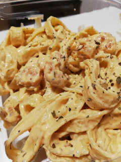 Una foto de Pasta con salsa cremosa y gambas/camarones