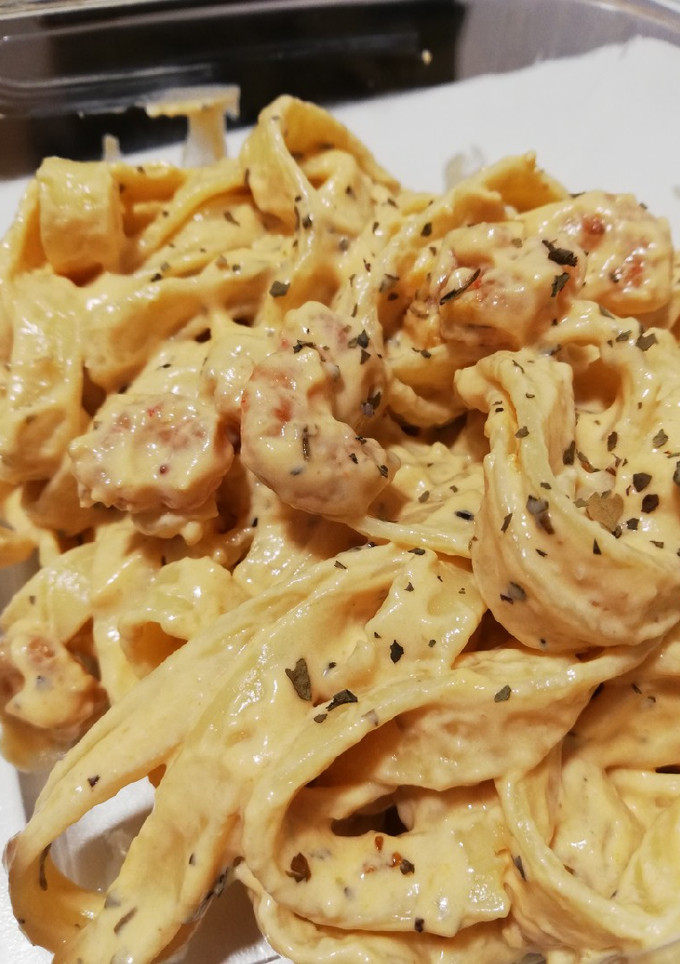 Una foto de Pasta con salsa cremosa y gambas/camarones