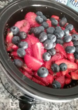 Una foto de Mermelada de fresas y Arándanos baja en azúcar, en olla lenta